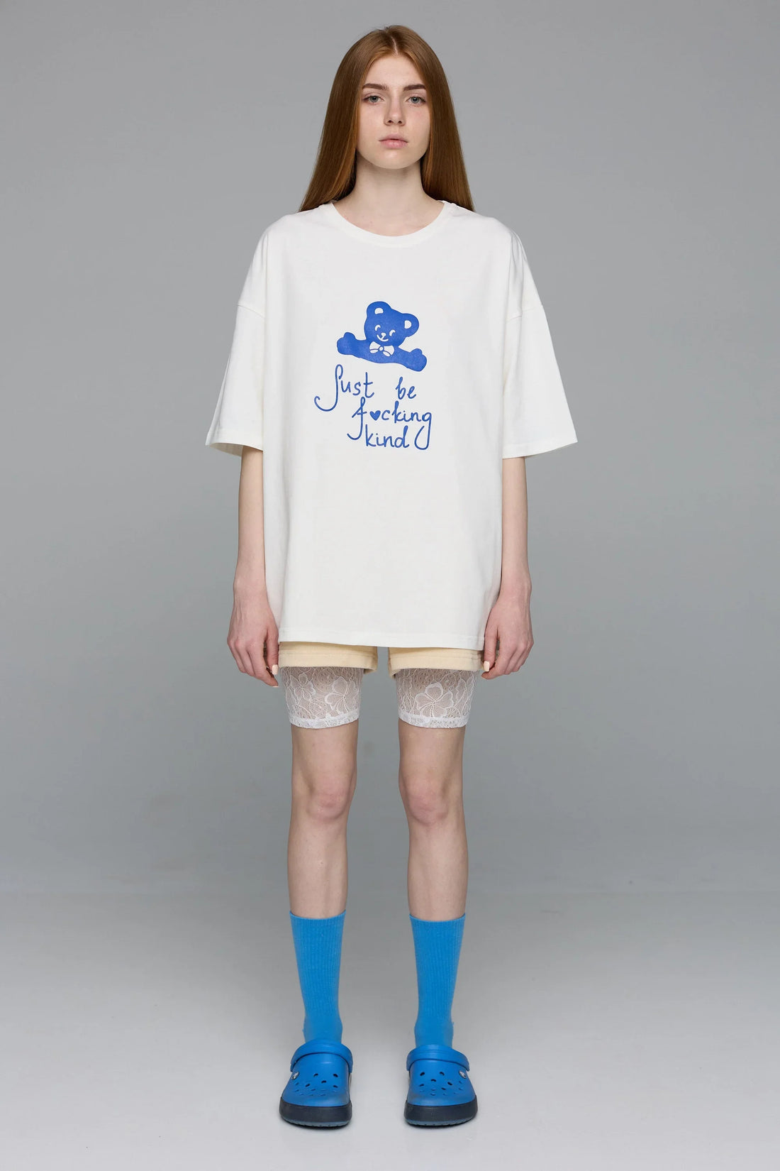 t-shirt "kind" in white color