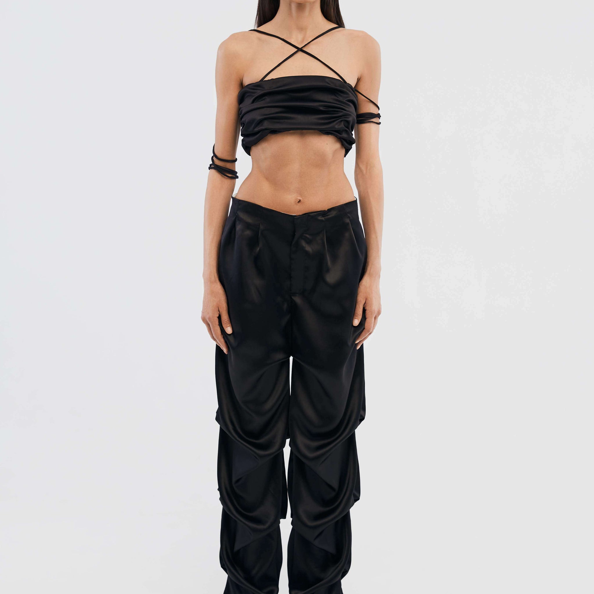 satin pants a la cargo in black color