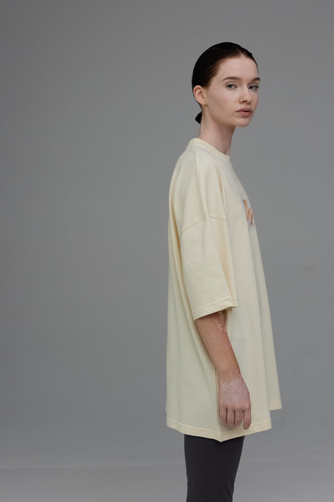 t-shirt "under pose" in vanilla color