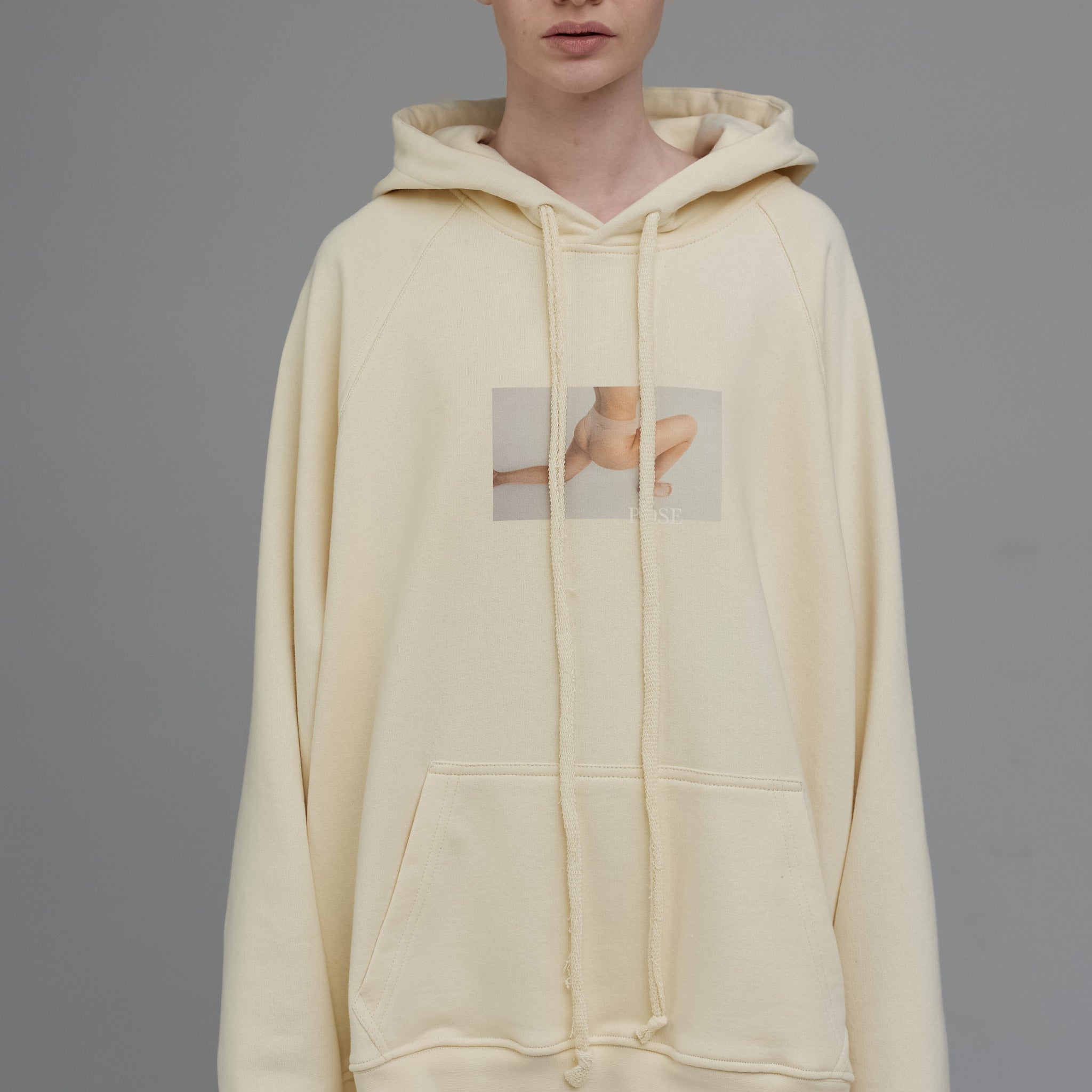 hoodie "under pose" in vanilla color