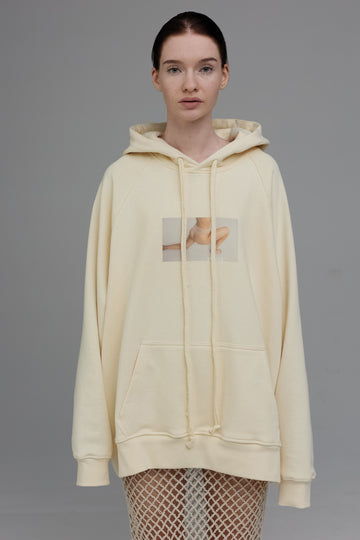 hoodie "under pose" in vanilla color