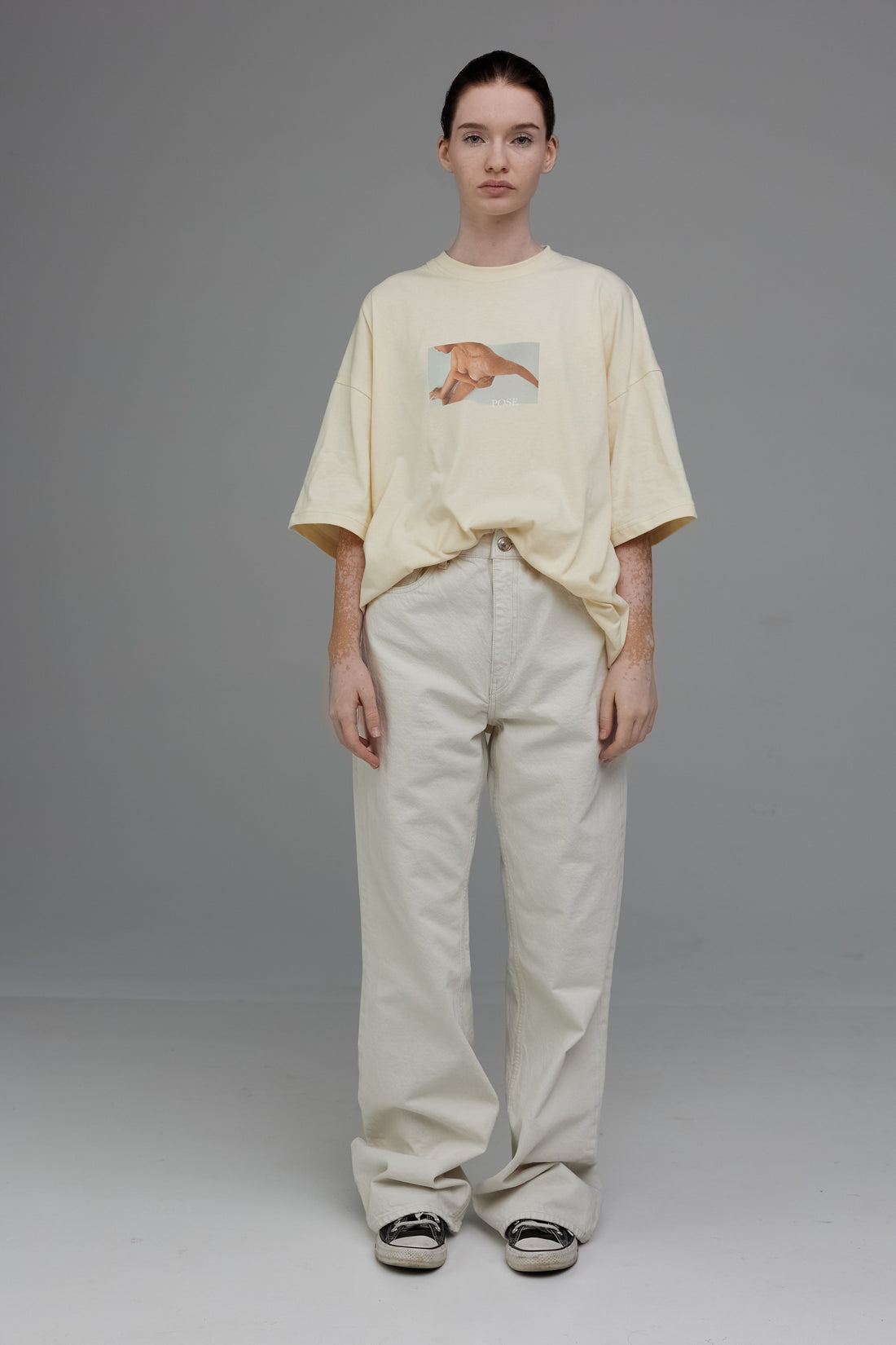 t-shirt "above pose" in vanilla color