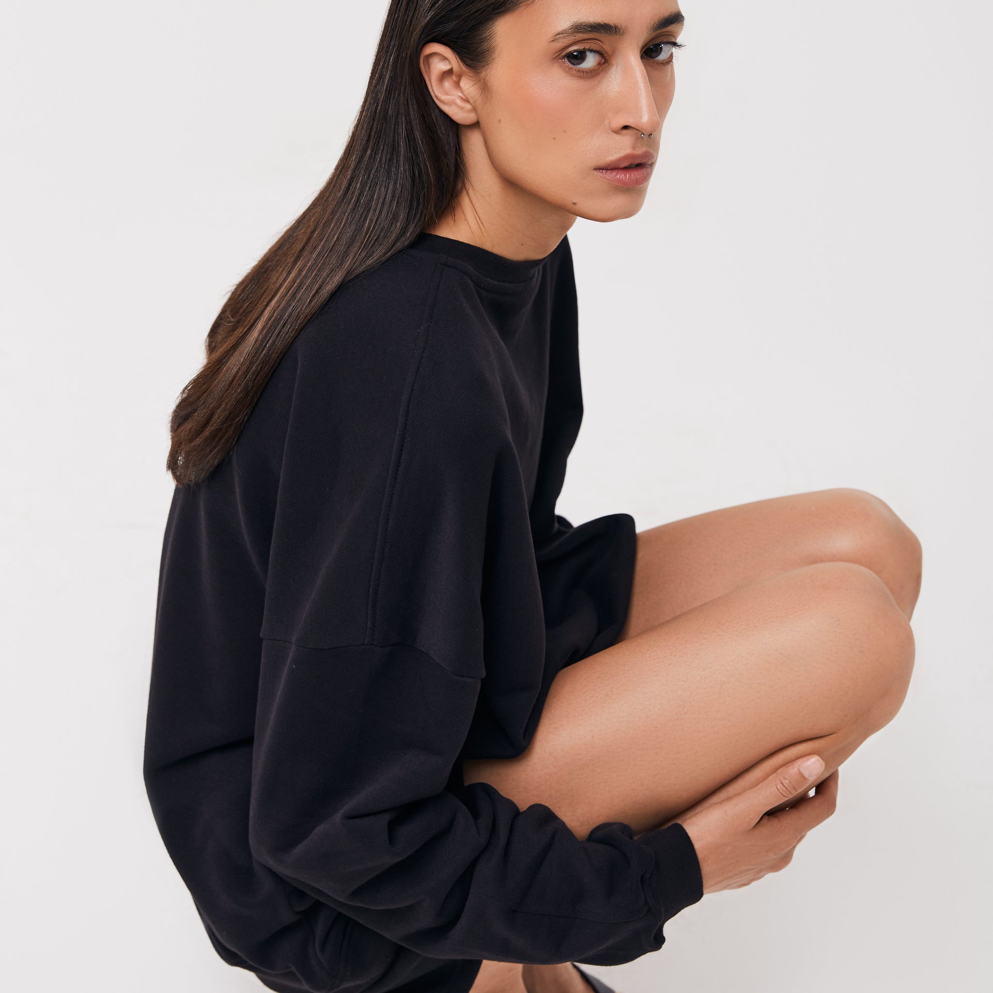 basic sweatshirt in black color