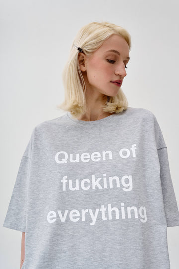 Camiseta gris con la frase "reina de todo, joder"