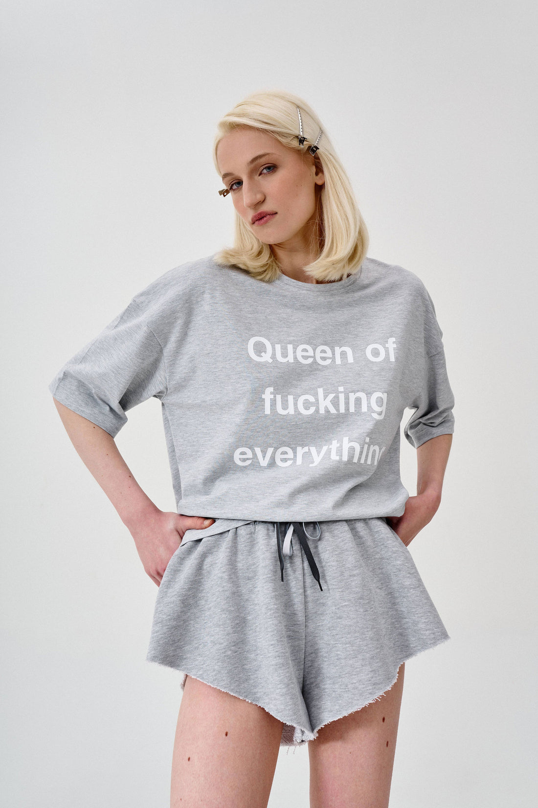 “queen of fcking everything” t-shirt in grey