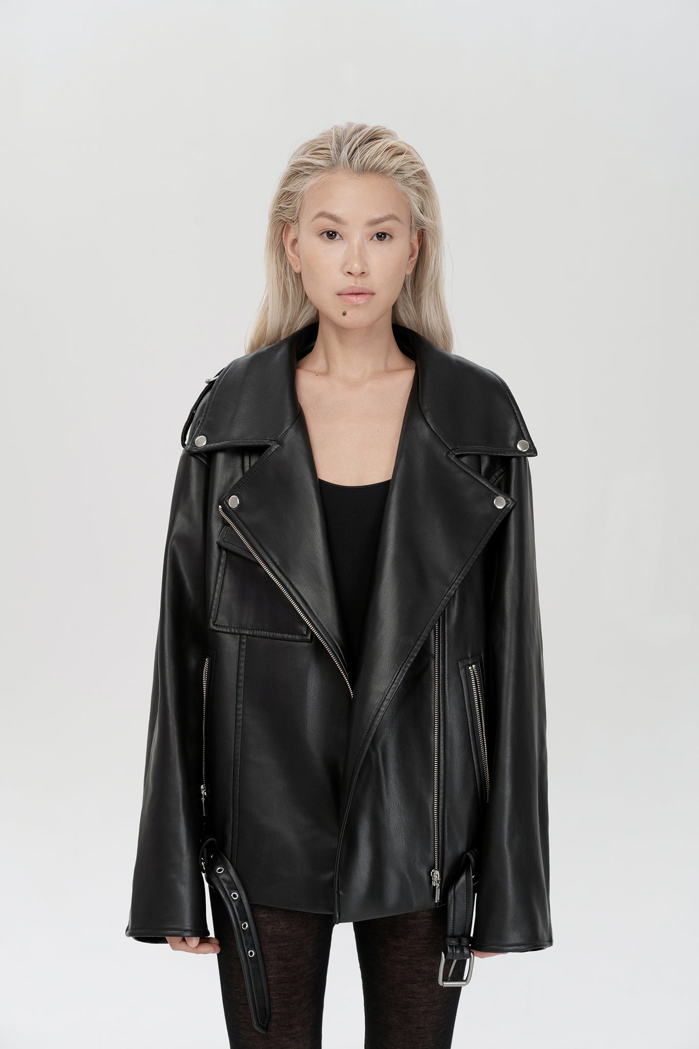 biker jacket in black color