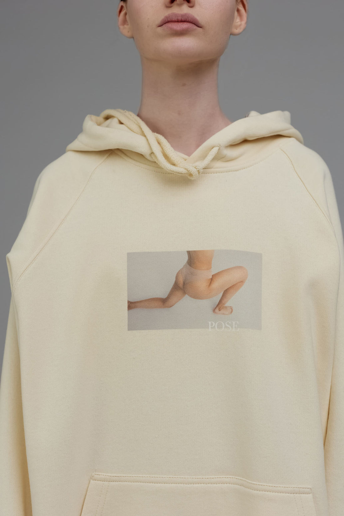 hoodie "under pose" in vanilla color